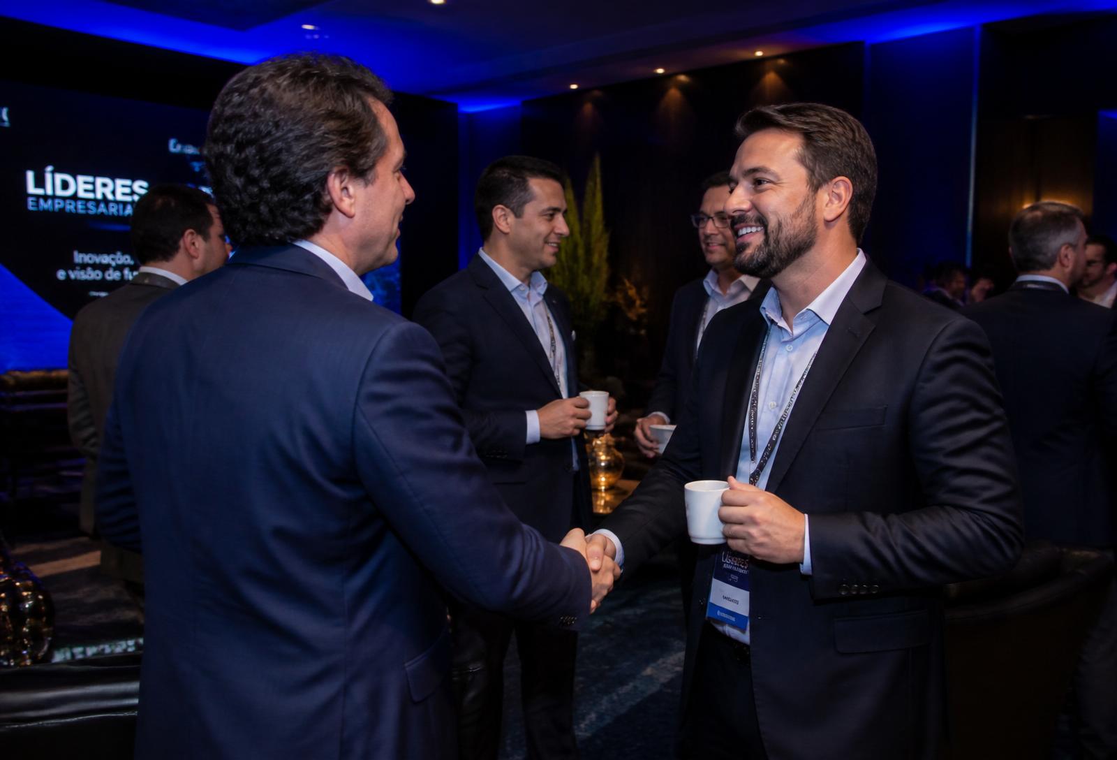 Executivos em conversa durante o networking de um summit de negócios